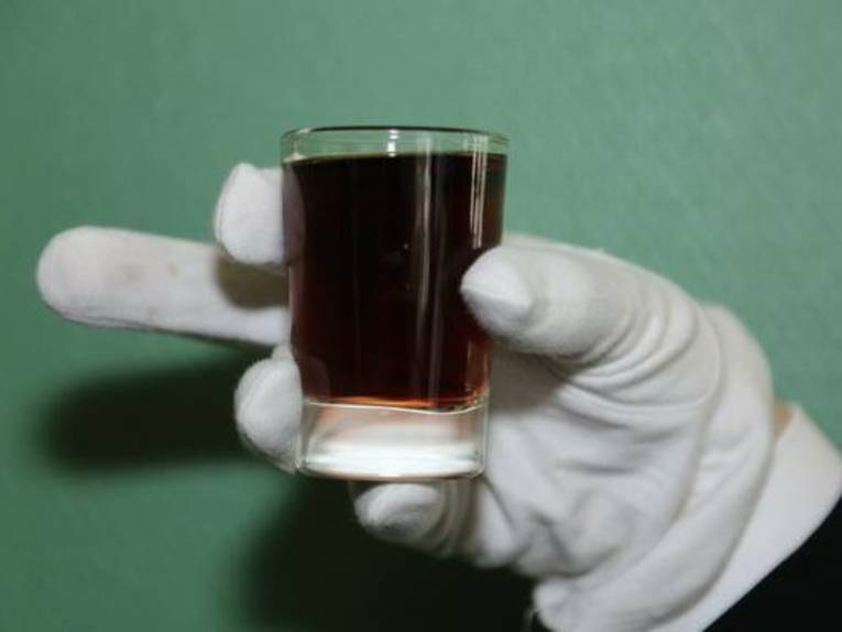 Gläser in einer Hand. 